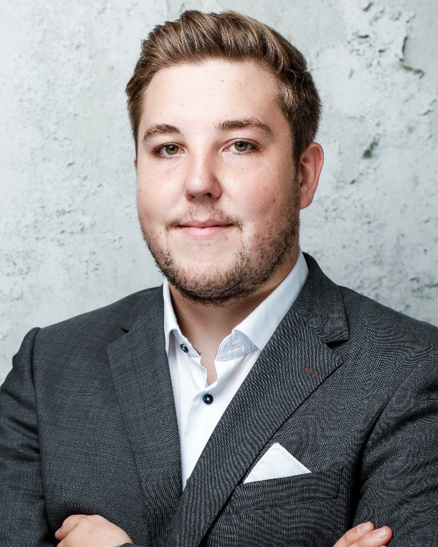 Hendrik Hackmann, Account Manager metasonic® im grauen Jacket mit Einstecktuch und weißem Hemd.