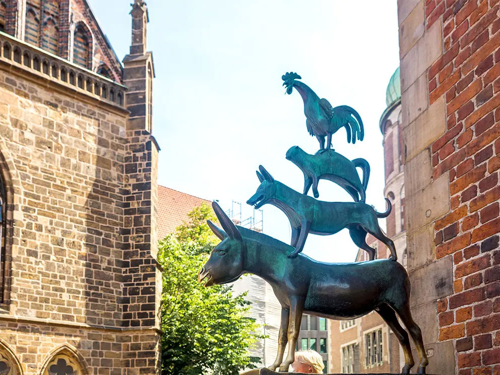 In Bremen ist der Hauptsitz von Allgeier inovar, erkennbar an der Bronce-Figur der Bremer Stadtmusikanten im Vordergrund und den Backsteinhäusern in der Umgebung.