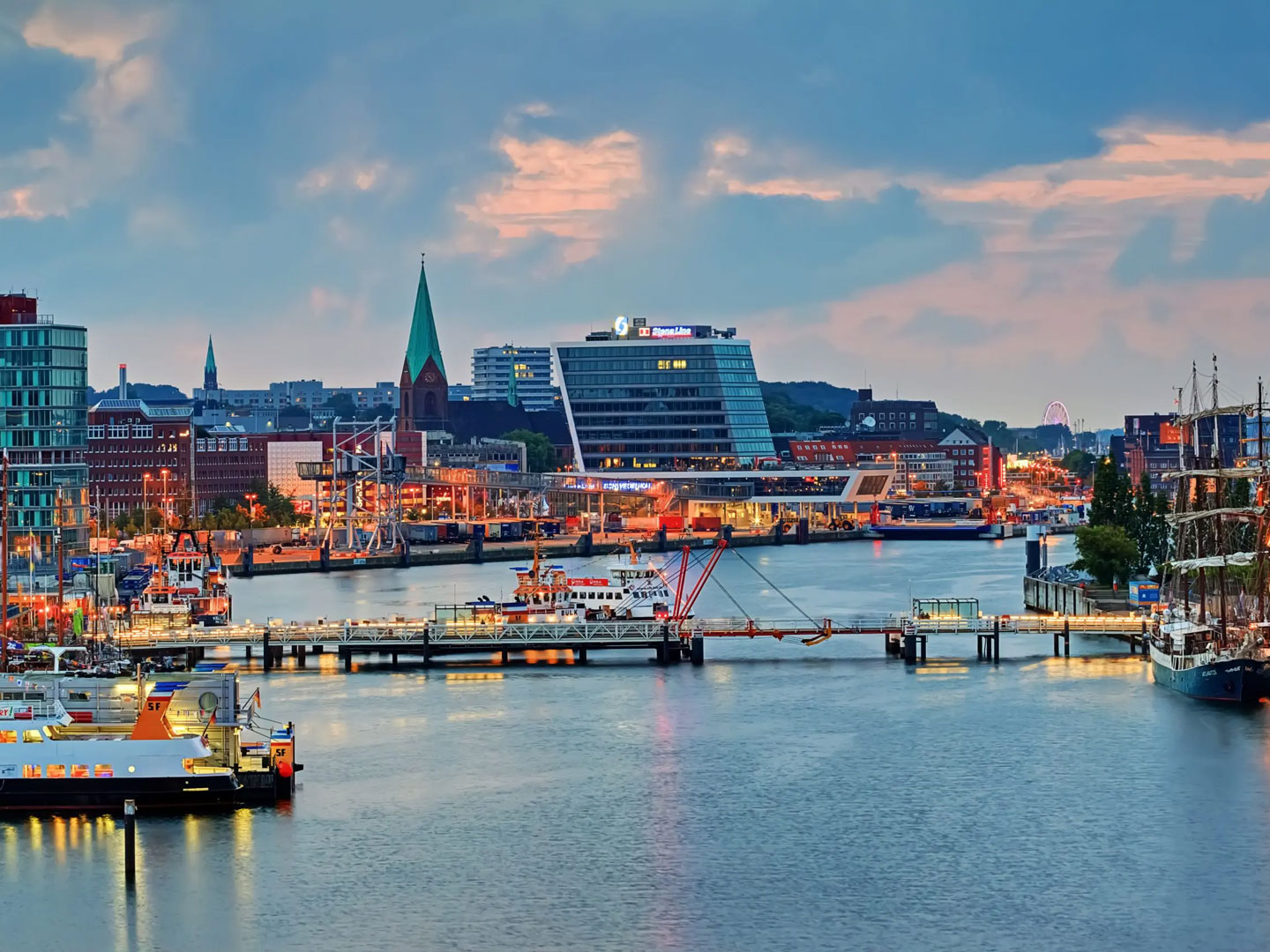 In Kiel befindet sich der nördlichste Standort von Alleier inovar, erkennbar an dem maritimen Umgebung mit Booten und Stegen an der Förde.