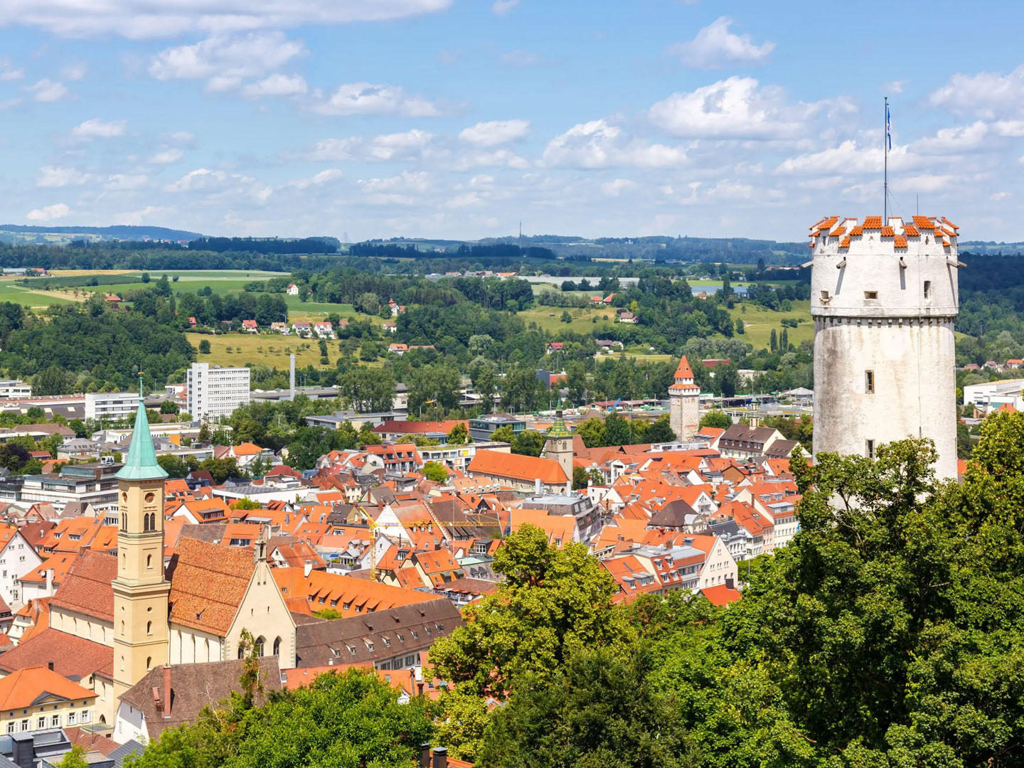 In Ravensburg befindet sich der südlichste Standort von Allgeier inovar in Deutschland, erkennbar am Turm Mehlsack im Vordergrund und verschiedenen Türmen im Schussental und dem hüglig-grünen Horizont.