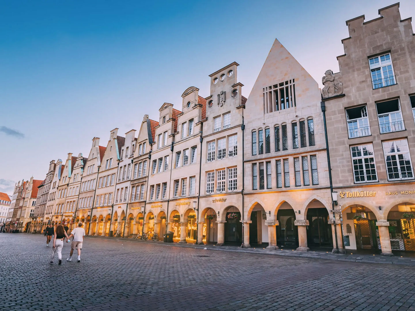 In Münster befindet sich ein Standort von Allgeier inovar, erkannbar an den hochherrschaftlichen Fassaden der Häuser am Prinzipalmarkt.