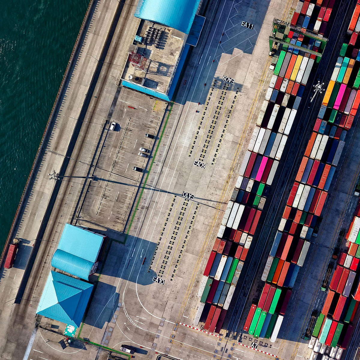 Container-Terminal aus der Vogelperspektive organisiert mit der ERP-Lösung von Allgeier inovar.