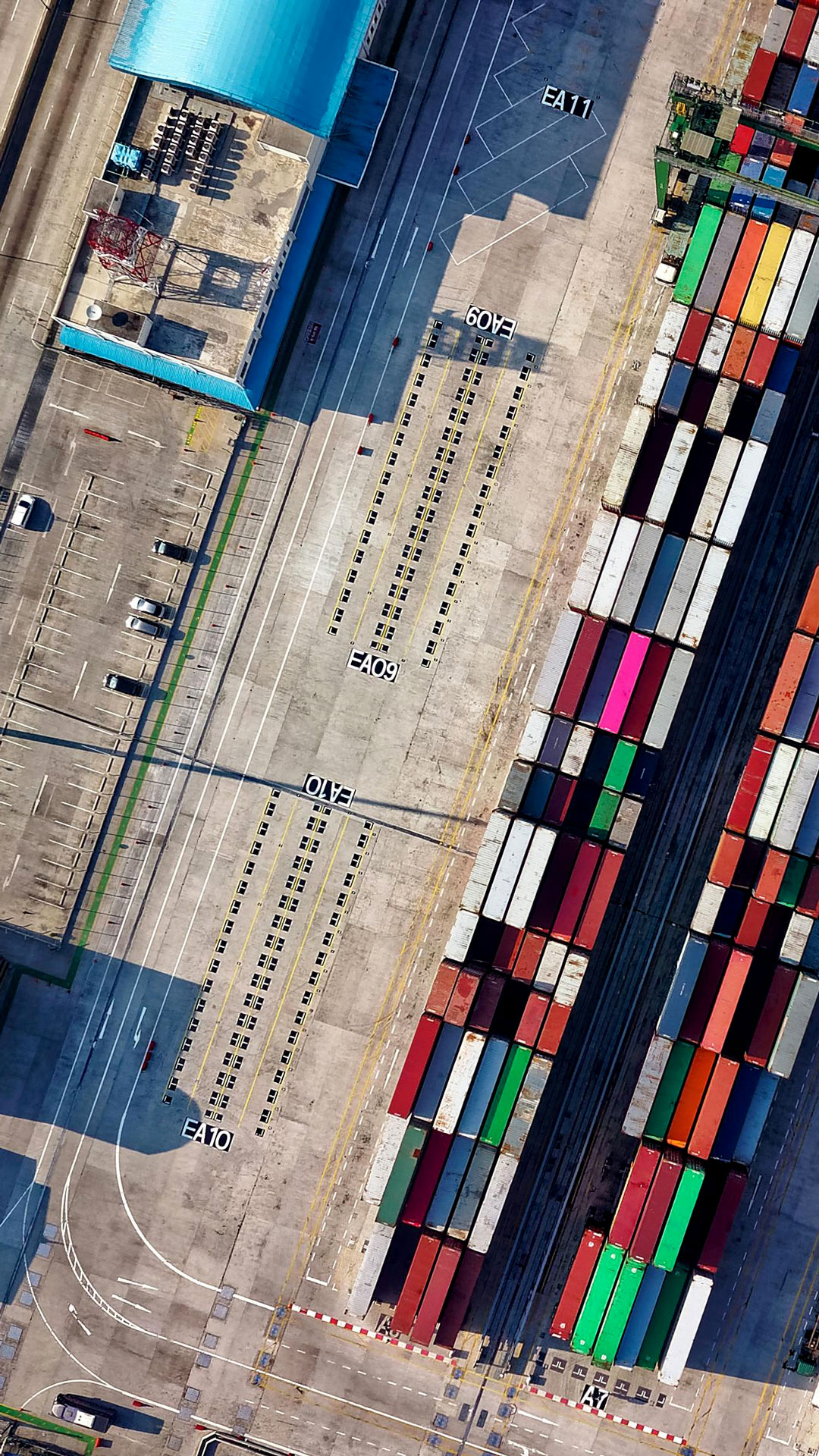 Container-Terminal aus der Vogelperspektive organisiert mit der ERP-Lösung von Allgeier inovar.