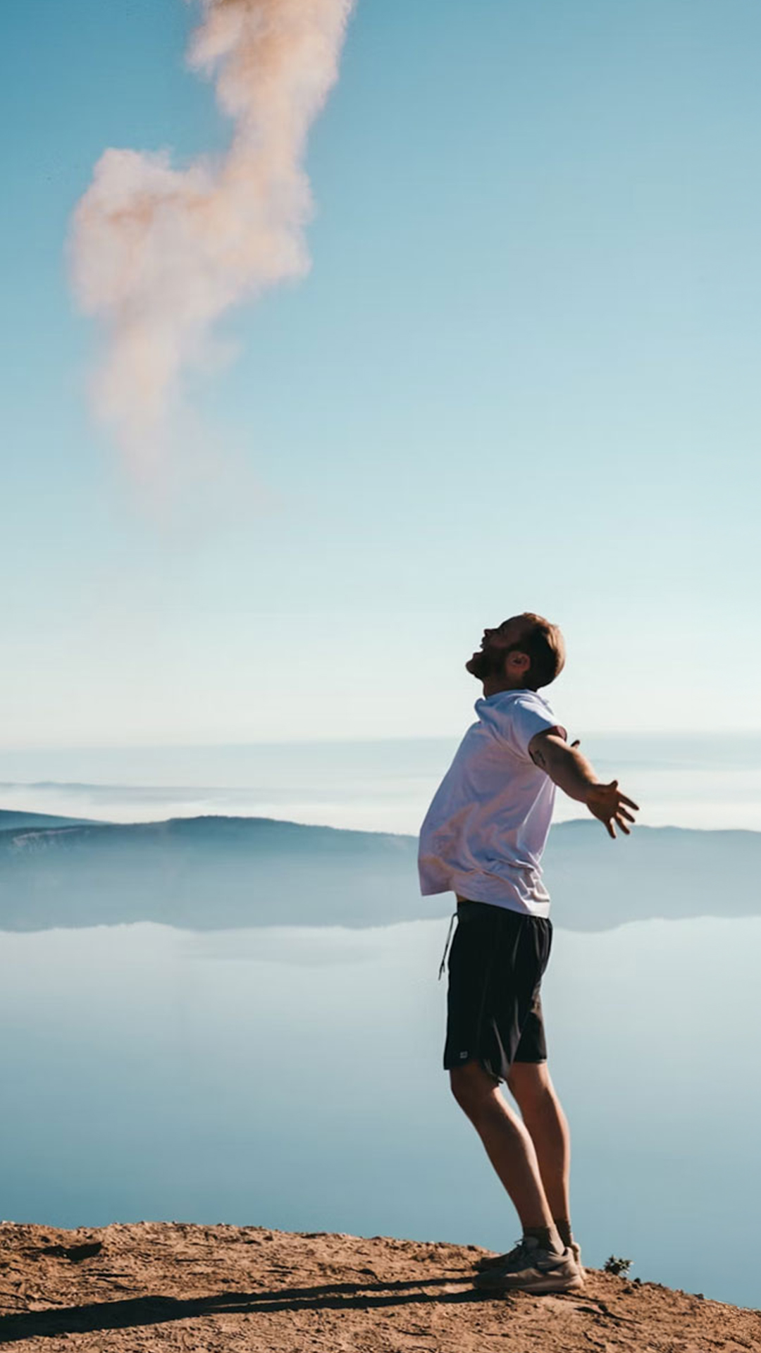 Ein Mann steh auf einem Berg, mit einer Aussicht in dem Blauen Himmel. Sorgenfrei mit Hilfe der Allgeier Inovar Ticketsystem Lösung.