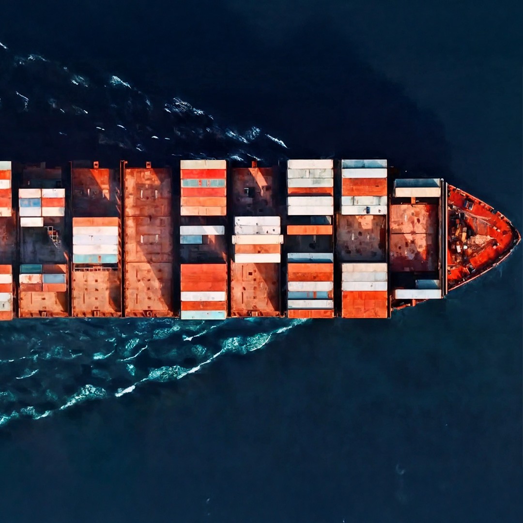 Containerschiff mit Beladung von verschiedenen Containern zum Thema Rohstoffhandel