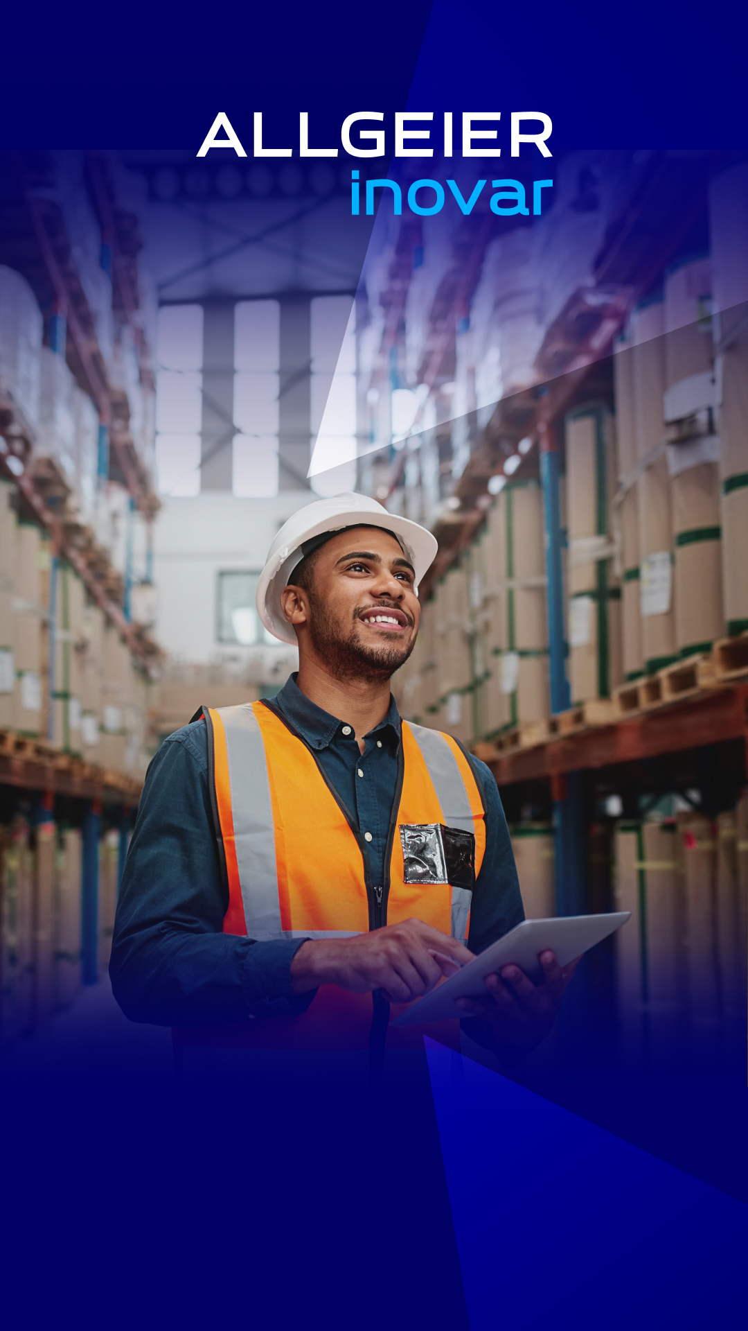 Ein Lagermitarbeiter steht mit Warnweste und Schutzhelm zwischen Lagerregalen voller Kartons und zeigt auf ein Blatt Papier oder Dokument.