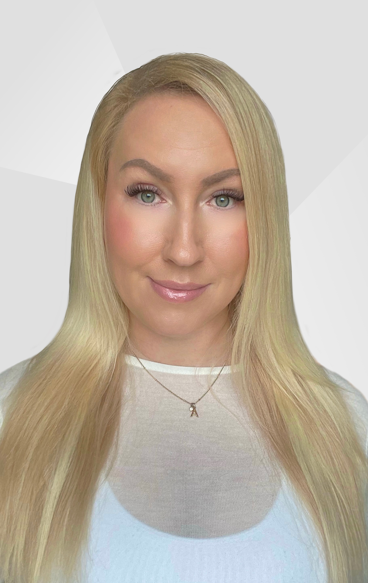 Anna Deierlein, Senior Personalreferentin bei Allgeier inovar in einem weißen Oberteil vor einem grauen Hintergrund.