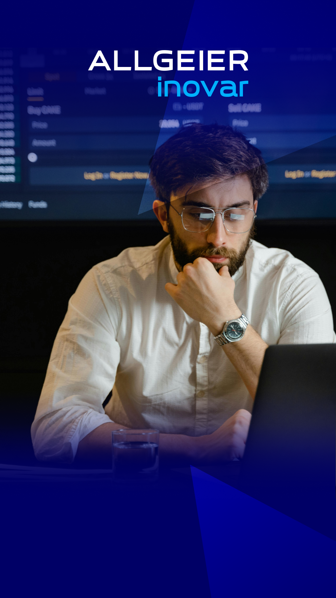 Ein Mann mit Brille sitzt nachdenklich vor einem Laptop. Im Hintergrund sieht man Code auf einem Bildschirm.