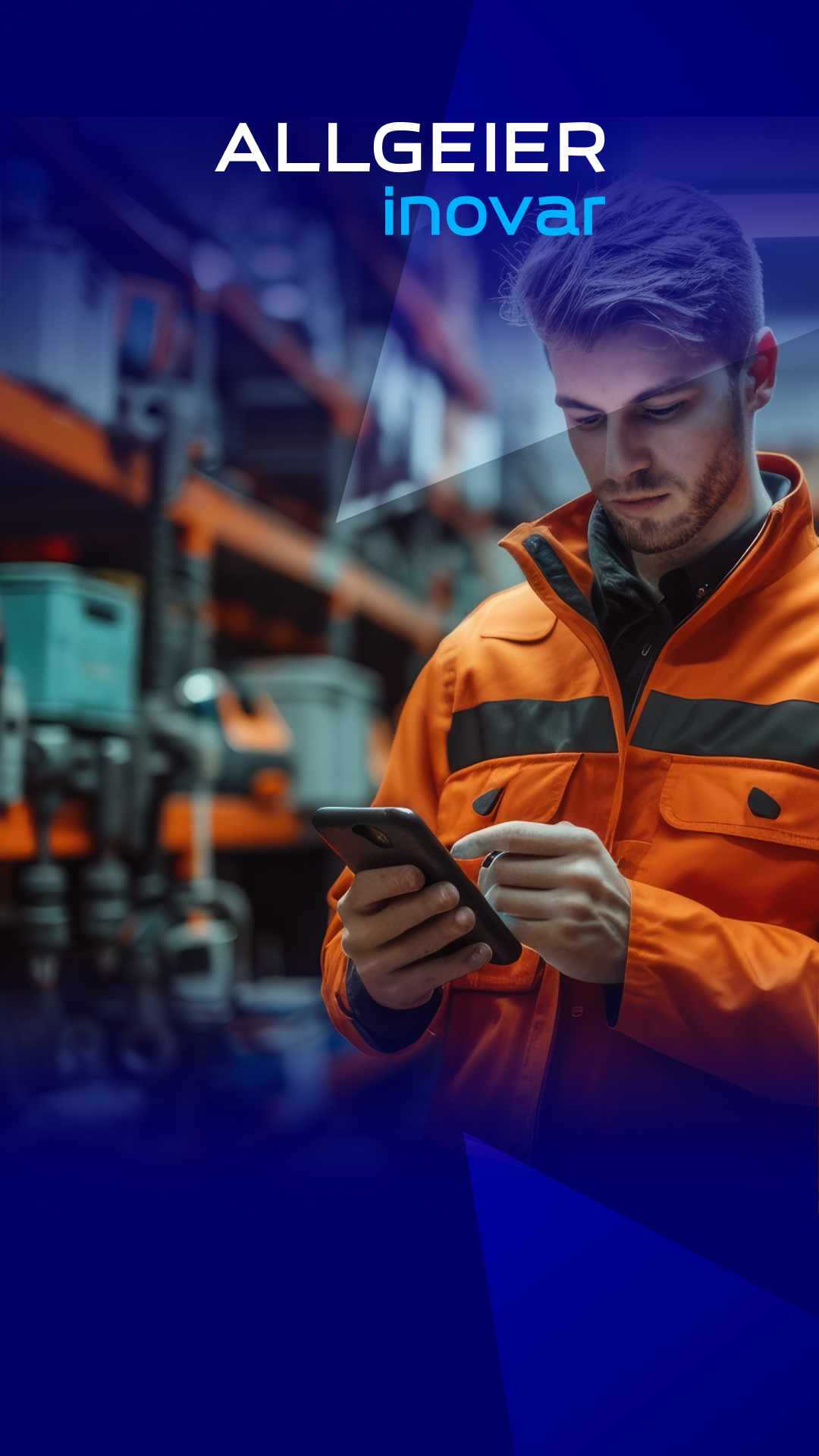 Ein Mann mit Sicherheitskleidung in orange steht in einem Lager, dessen Regale mit Kisten und Maschinen gefüllt sind und schaut auf ein Smartphone, das er in den Händen hält.