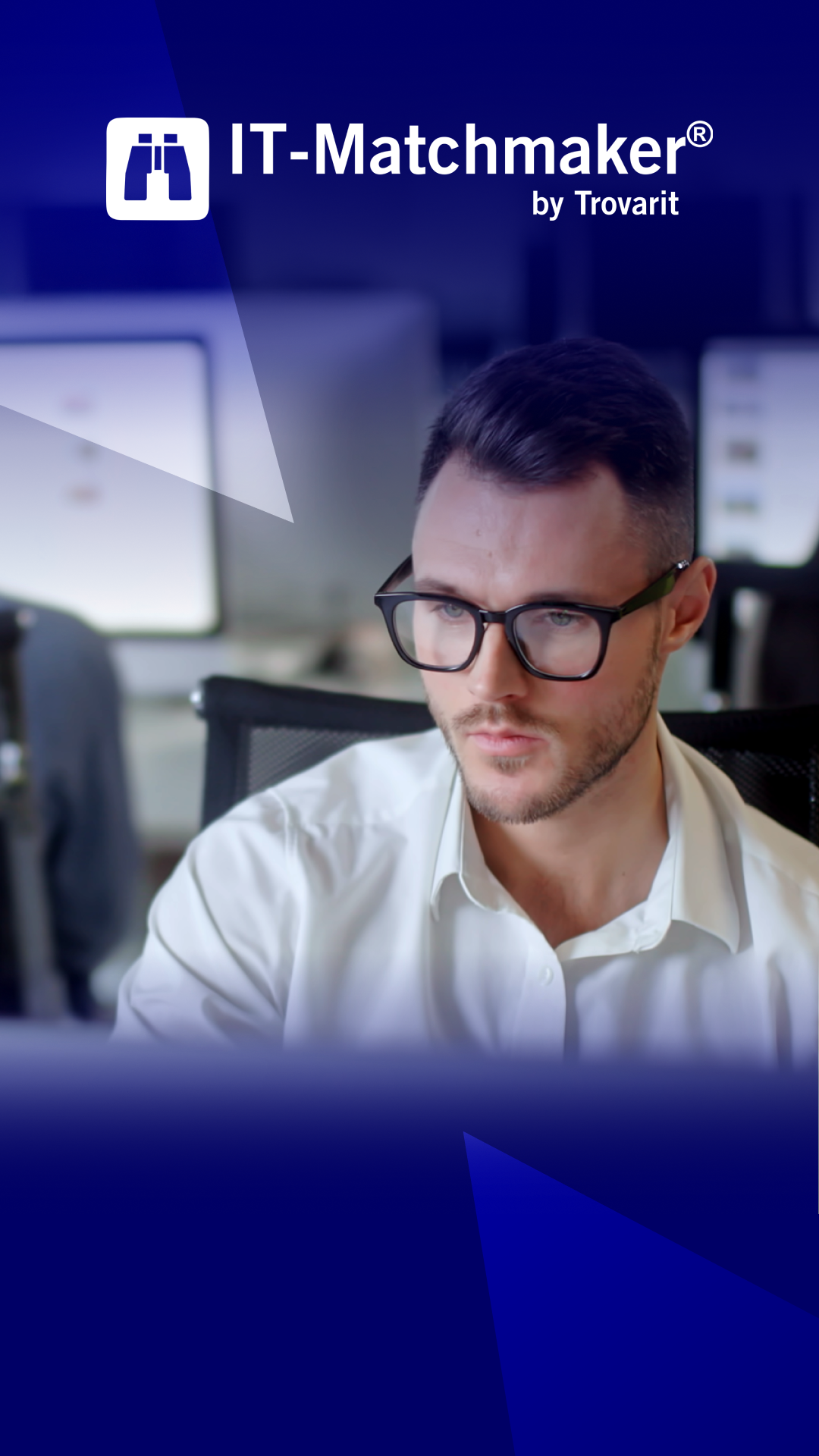Ein Mann in einem Weißen Hemd, der in einem Büroraum sitzt vor einem Computer. Darüber das IT-Matchmaker by Trovarit Logo. Das dient als Teaserimage für den Beitrag von Allgeier inovar zur Digitalisierung des Mittelstandes.