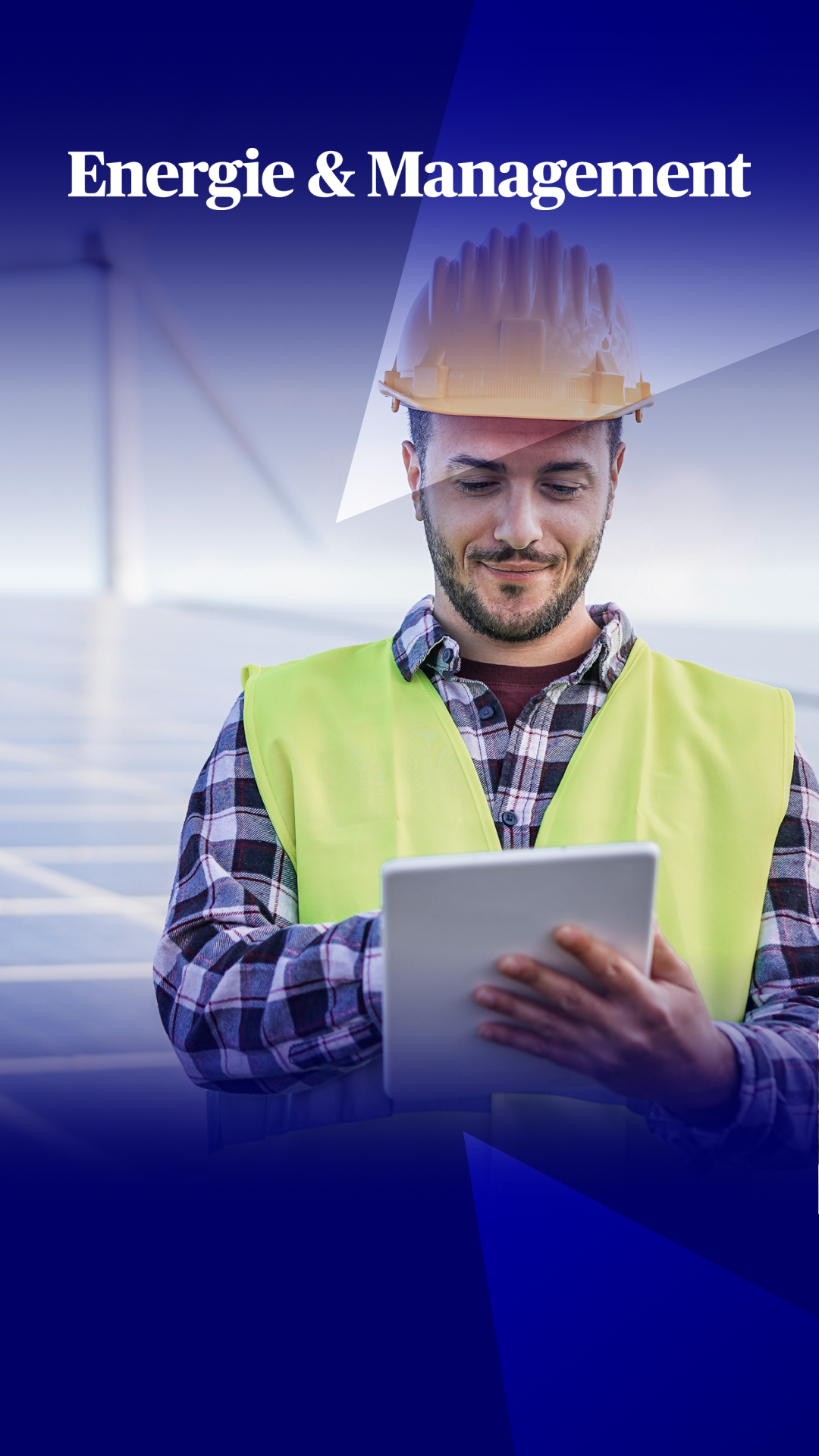 Ein Arbeiter eines Solarparks trägt einen orangenen Schutzhelm und eine Warnweste. Er hat ein Tablet in der Hand. Im Hintergrund sind Windräder eines Windparks zu sehen zusammen mit dem Energie & Management Logo.