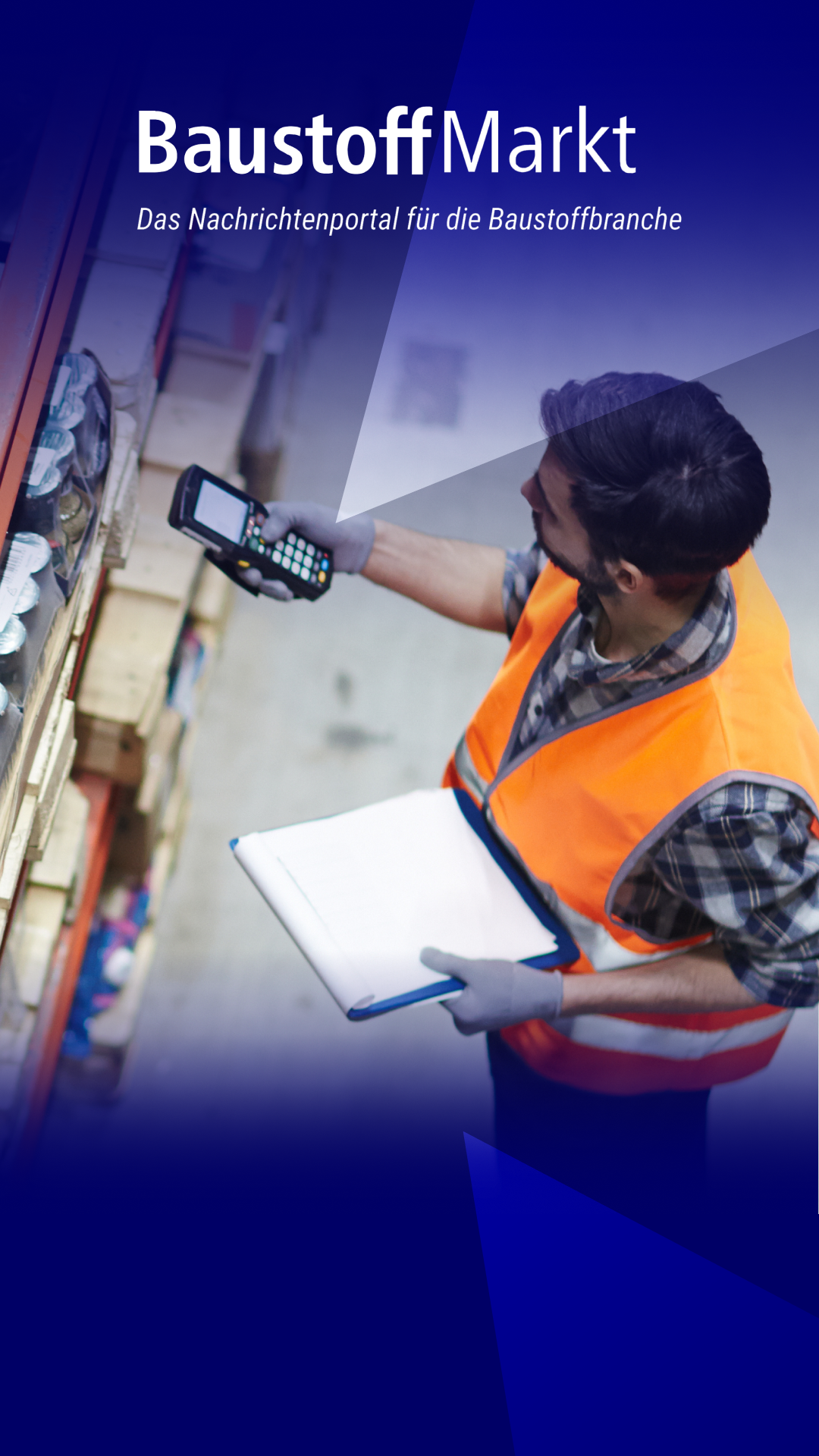 Ein Mann in einer Halle. Er hat einen Scanner in der rechten Hand und steht vor einem Regal zusammen mit dem BaustoffMarkt Logo. Das Bild steht für die Digitalisierung des Kundens Eichhorn durch Allgeier inovar.