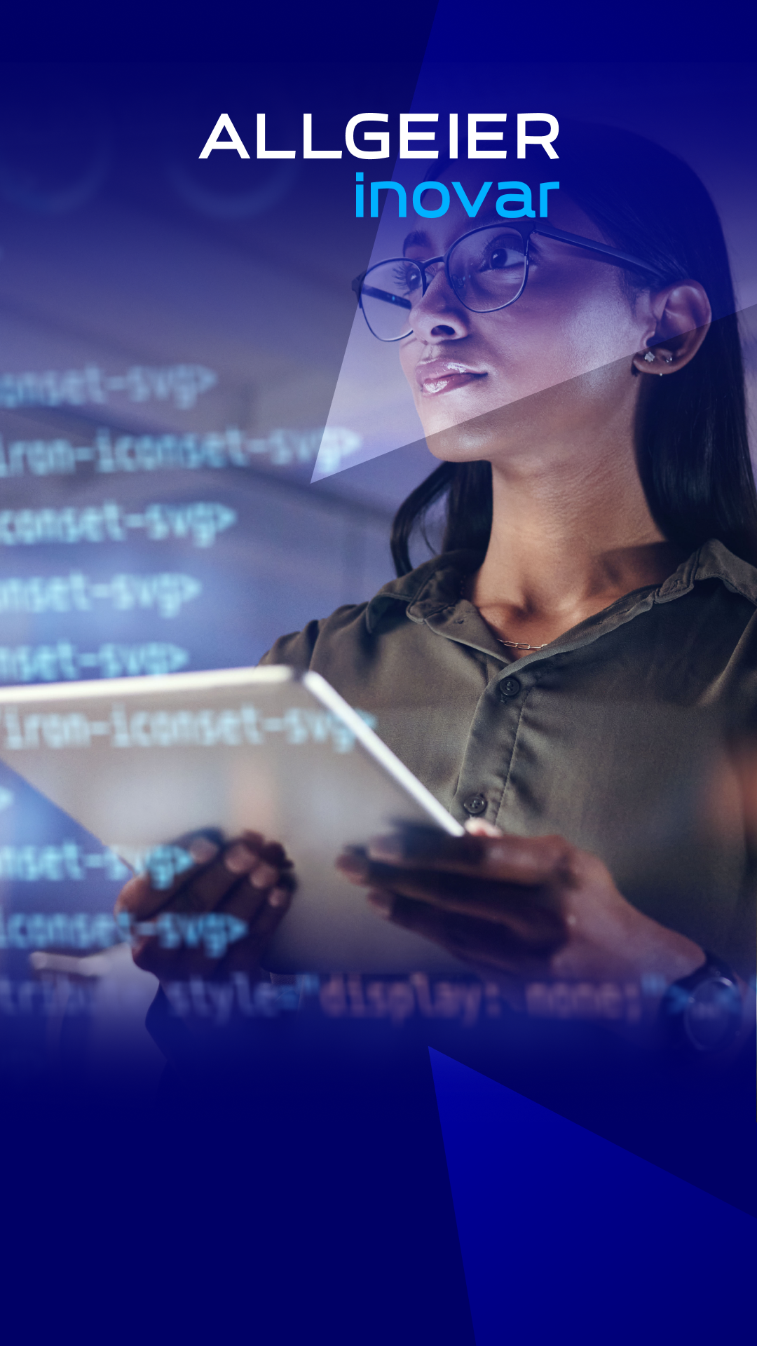 Eine Frau mit Brille schaut auf digitale Zeilen, die vor ihr in der Luft schweben und hat ein Tablet in der Hand.