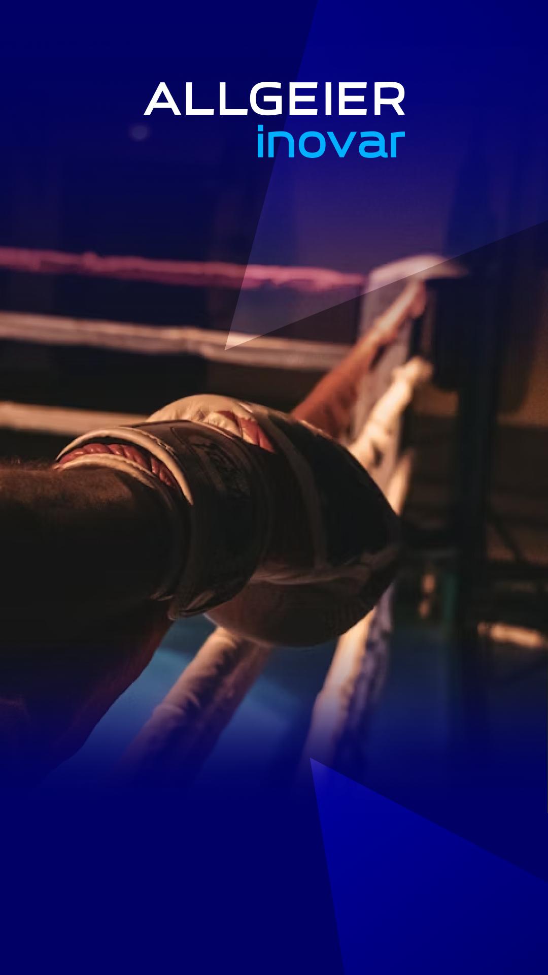 Eine männliche Hand, die einen Boxhandschuh trägt und sich auf den Abspannungen des Boxrings abstützt, dient als Teaserimage für die ECC CLUB Studie: „Kampf der Plattformgiganten“.