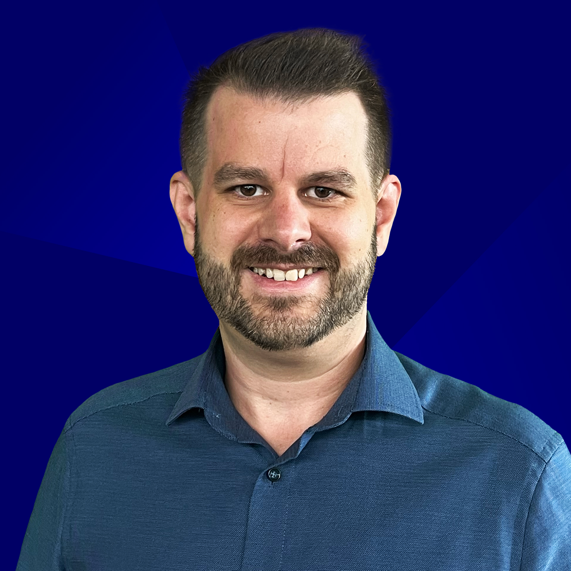 Markus Betzold, Mann mit braunem Haar schaut passbildartig in die Kamera und vertreibt E-Commerce von Allgeier inovar.